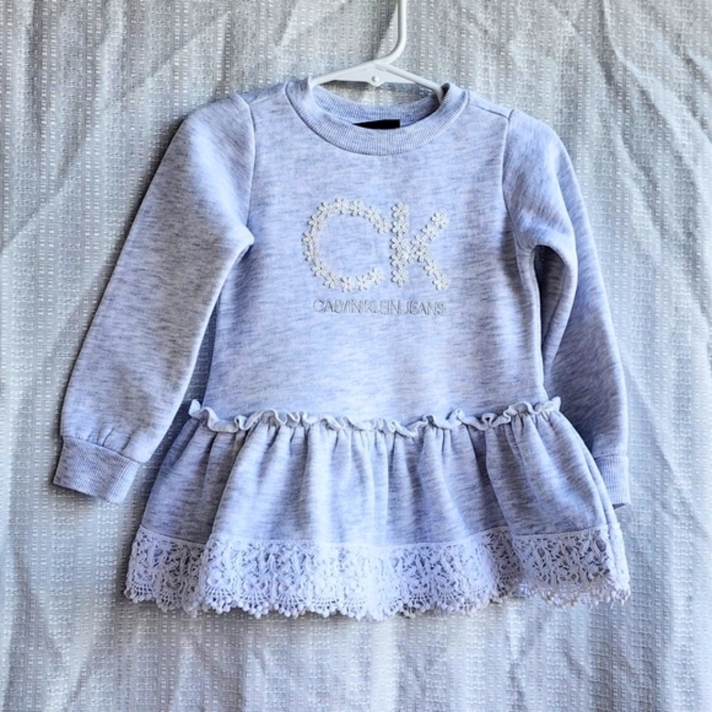 🪼EUC  LONG SLEEVE GREY FLEECE TOP WITH LACE EDGING - SIZE 3 GIRLS